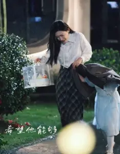 《婚色已晚》:都市男女的爱情困局,当婚姻遭遇现实,爱还能走多远?