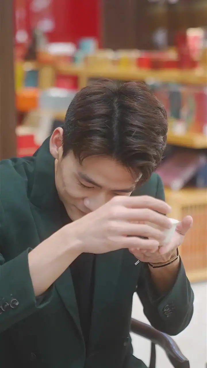 《天降神秘总裁老公》：霸道契约婚姻下的意外真情，甜宠到底的爆笑追爱记